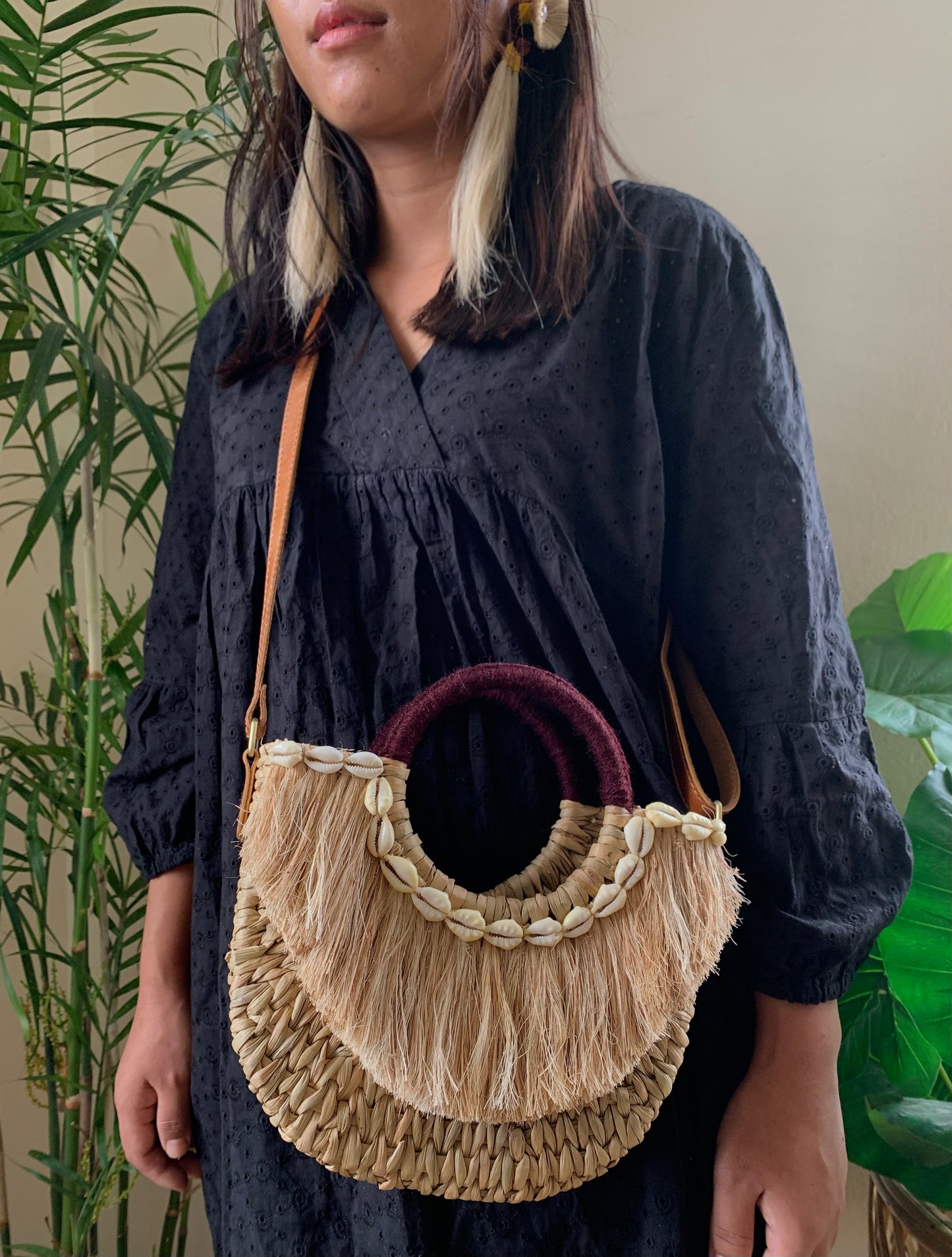 Kouna & Banana Fibre Handbag with cowrie Shell