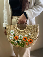 Load image into Gallery viewer, KAUNA EMBROIDERY HAND BAG
