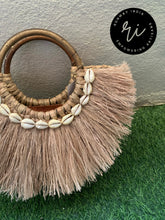 Load image into Gallery viewer, Kauna &amp; Banana fibre Handbag with cowrie shells
